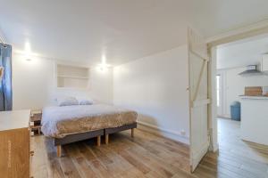 GuérardF2, near Disney的卧室中间设有一张床