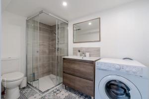 GuérardF2, near Disney的带卫生间和洗衣机的浴室 更多11张照片