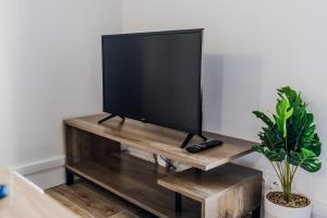 GuérardF2, near Disney的客厅木架上的电视