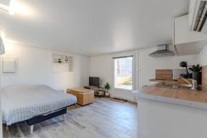 GuérardF2, near Disney的一个带床和水槽的厨房