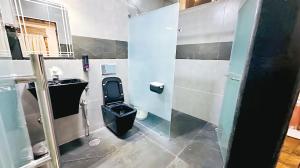 Phòng tắm tại Spree Ashodev Hotel