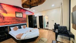 Giường trong phòng chung tại Spree Ashodev Hotel