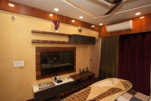 加济阿巴德Adriadna Homes City Comfort Stay Simple, Stylish Comfortable的一间带电视和一张床的卧室