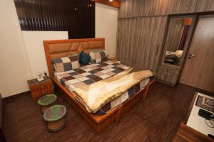 加济阿巴德Adriadna Homes City Comfort Stay Simple, Stylish Comfortable的一间卧室配有一张大床和一张可调节的床罩