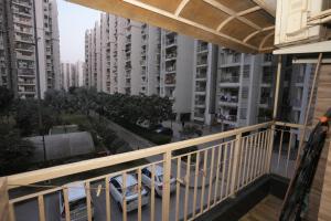 加济阿巴德Adriadna Homes City Comfort Stay Simple, Stylish Comfortable的可欣赏城市景观的阳台