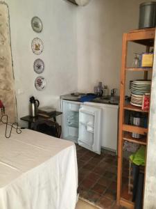 Kuchyň nebo kuchyňský kout v ubytování Spacieux logement avec piscine à Orville