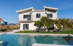 Bazén v ubytování Villa Dolina Opuzen by Villas Guide nebo v jeho okolí