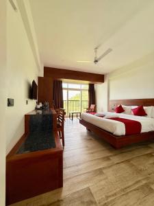 瓦加蒙Vanaheim Resort的一间卧室，配有一张大床和一扇大窗户。