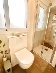 a bathroom with a toilet and a shower at La Casita de la Playa-Bungalow in Miami Platja +18 photos