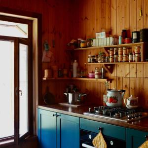 Kuchyň nebo kuchyňský kout v ubytování Meshe Eco-village