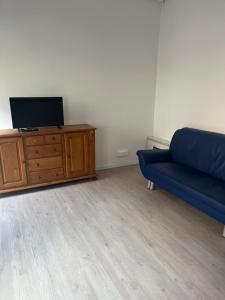 TV a/nebo společenská místnost v ubytování Homeday Joffre haguenau 1