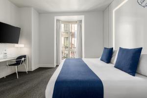 Ένα ή περισσότερα κρεβάτια σε δωμάτιο στο Room Mate Mario, Madrid +33 φωτογραφίες