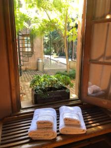 zwei Scheiben Brot auf einer Fensterscheibe in der Unterkunft Antigua Casona Bed & Breakfast in San Antonio de Areco