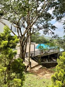 瓦加蒙Vanaheim Resort的一栋带桥和游泳池的房子