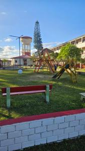 einen Park mit Spielplatz mit Schaukel in der Unterkunft Apartamento de 1 quarto próximo a praia - Com Estacionamento Rotativo in Tramandaí