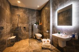 un bagno con wc, lavandino e doccia di The Fairview Boutique Hotel a Killarney Altre 34 foto
