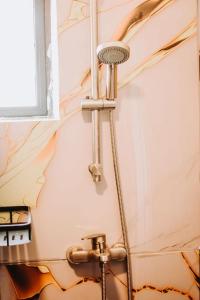 um chuveiro no canto de uma casa de banho em The Coastal Charm em Grand Baie