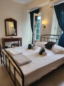 Una cama o camas en una habitación de Archontiko Hotel