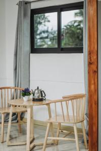 uma mesa com 2 cadeiras e uma chaleira para chá em The Coastal Charm em Grand Baie