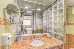 Bilik mandi di Hotel Estoril +16 gambar