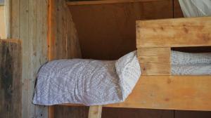 ein Etagenbett aus Holz in einem Zimmer mit einer Matratze in der Unterkunft Camping Ont Moeten - Romney Lodge in Rekken