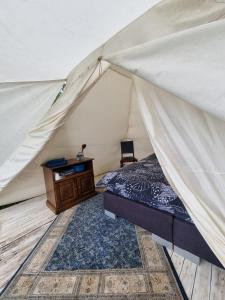 Giường trong phòng chung tại Camping Ont Moeten - Pim zijn tent