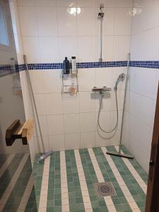 Et badeværelse på Lomahuoneisto paritalossa Puustila B