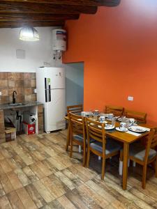 埃普延Fh alojamiento的用餐室配有桌椅和冰箱
