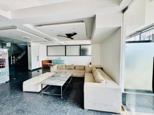 Posezení v ubytování ARBIN HOTEL Akshay Premium suites 1 BHK Serviced Apartments Near Artemis Hospital Sector 52