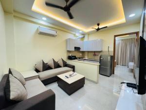 Kuchyň nebo kuchyňský kout v ubytování ARBIN HOTEL Akshay Premium suites 1 BHK Serviced Apartments Near Artemis Hospital Sector 52