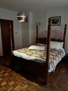 Cozy Two-Bed Retreat في نيروبي: غرفة نوم بها سرير في الغرفة +12 صورة