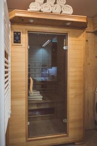 Un baño con ducha con puerta de cristal en Luxus Ferienhaus für Familie und Hund, en Bad Aussee 81 fotos más