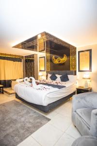 a bedroom with a large bed and a couch at Giza Inn Comfort view in Cairo
