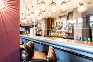 Ο χώρος του lounge ή του μπαρ στο Premier Inn München Airport Ost