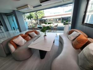 un salon avec deux canapés et une table dans l'établissement THE NICE, à Patong Beach 6 autres photos