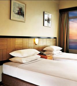云顶高原云顶酒店客房私人预定服务的有两张床和一扇窗户的酒店房间