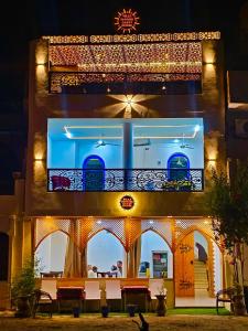 um edifício com uma varanda com luzes em Villa Sunrise em Luxor