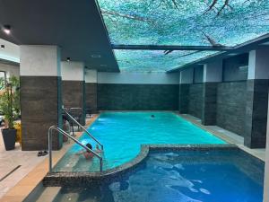 a large swimming pool with a ceiling of blue water at Apartman Vida Zlatibor in Zlatibor