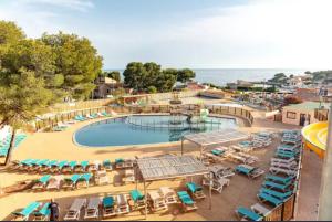 Bazén v ubytování Camping carry le rouet Lou Soulei nebo v jeho okolí