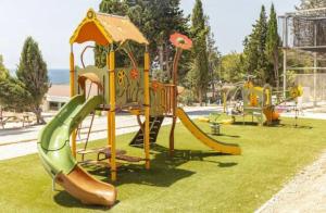 Herní místnost nebo prostor pro děti v ubytování Camping carry le rouet Lou Soulei