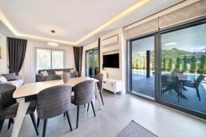 Μια τηλεόραση ή/και κέντρο ψυχαγωγίας στο KATRELİA-Villa with Children's Pool for 6 Persons in Inlice