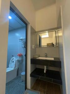 Un baño con lavabo, espejo e inodoro. en Tam Cốc Phương Thảo Homestay, en Ninh Binh 27 fotos más