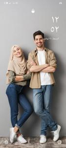 Un hombre y una mujer de pie contra una pared en Good Nights Pyramids Hotel, en El Cairo