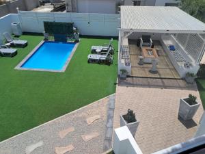 兰格班Beach Style Cottage的享有后院的上方景色,设有游泳池