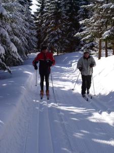 OrličkyにあるKramářova chataの2人は雪の中でクロスカントリースキー