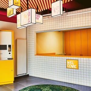 a waiting room with a meal gone sign on the wall at McDreams Hotel München - Messe in Feldkirchen