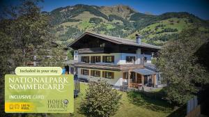 una casa con un cartello davanti di Apartments Enzian a Rauris