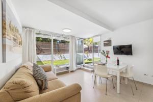 un soggiorno con un divano e un tavolo di Apartamento FORESTA 6 a San Bartolomé