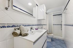 un bagno bianco con lavandino e WC di Apartamento FORESTA 6 a San Bartolomé Altre 4 foto