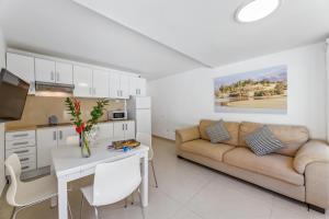 un soggiorno con un divano e un tavolo di Apartamento FORESTA 6 a San Bartolomé